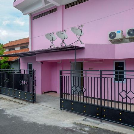Отель Reddoorz @ Jalan Gatot Subroto Семаранг Экстерьер фото