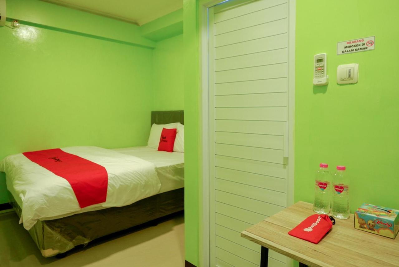 Отель Reddoorz @ Jalan Gatot Subroto Семаранг Экстерьер фото