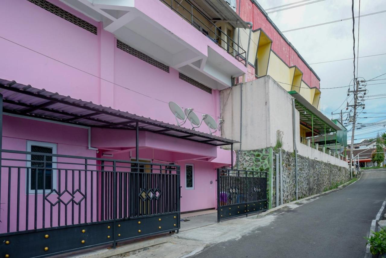 Отель Reddoorz @ Jalan Gatot Subroto Семаранг Экстерьер фото