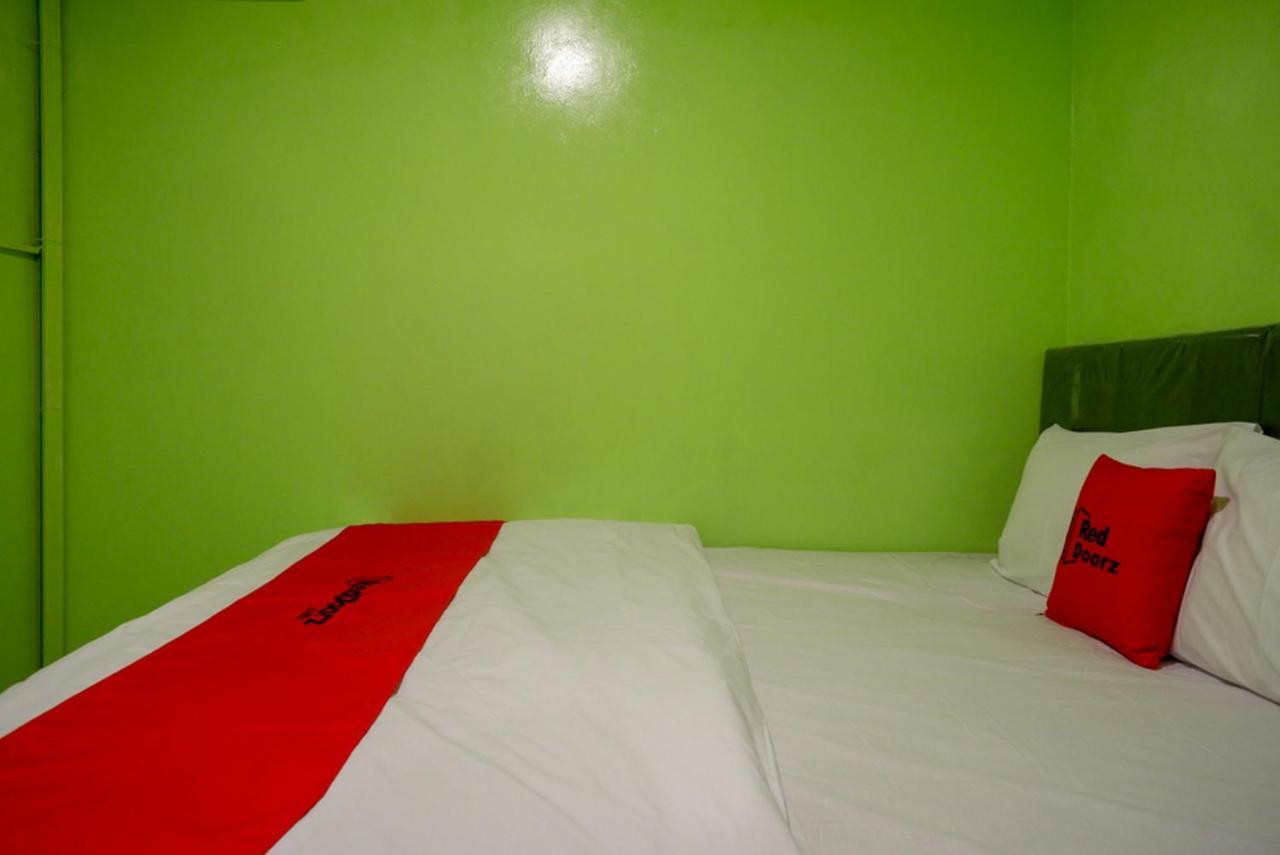 Отель Reddoorz @ Jalan Gatot Subroto Семаранг Экстерьер фото