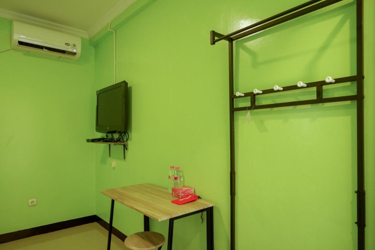 Отель Reddoorz @ Jalan Gatot Subroto Семаранг Экстерьер фото