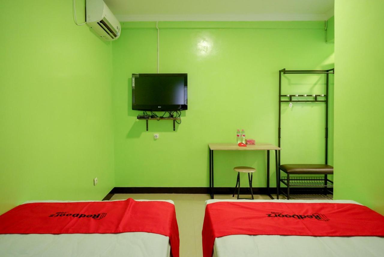 Отель Reddoorz @ Jalan Gatot Subroto Семаранг Экстерьер фото