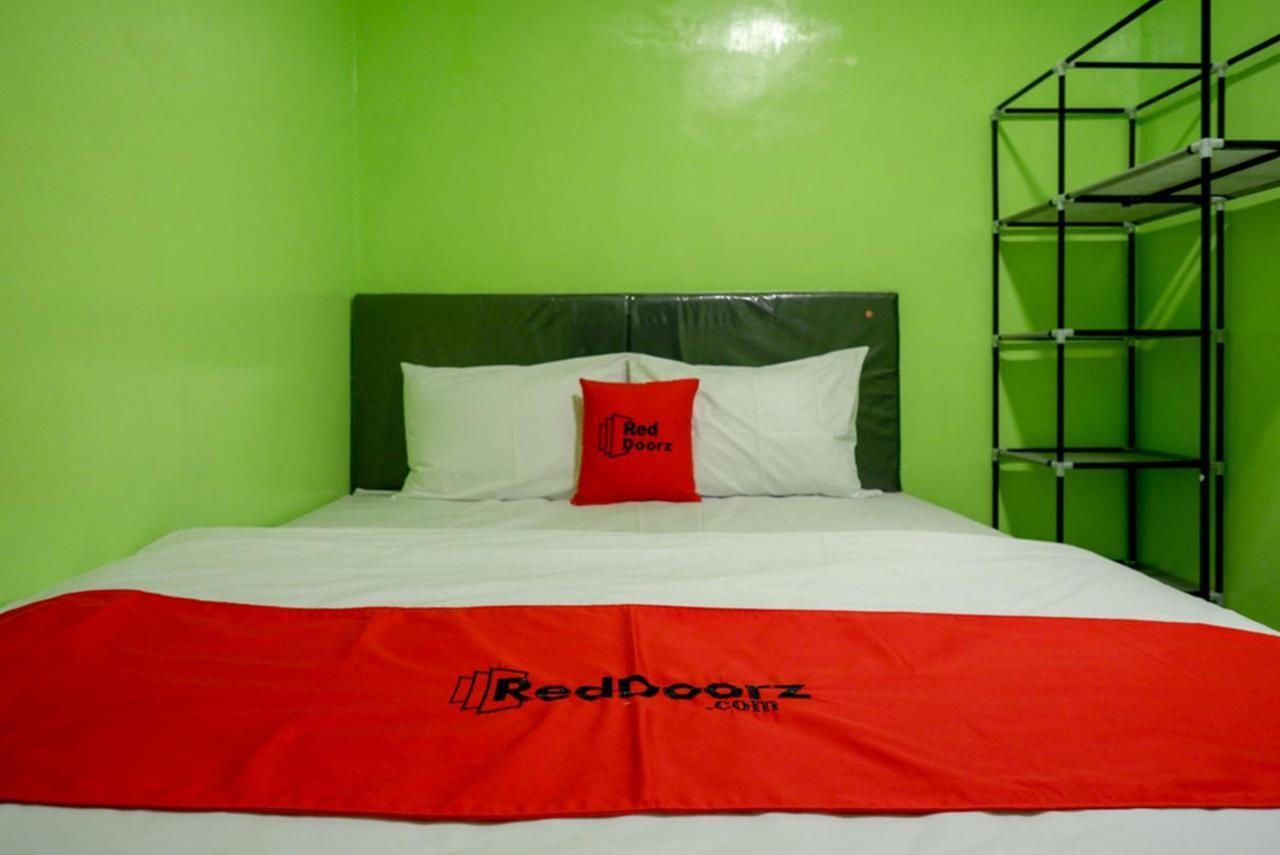 Отель Reddoorz @ Jalan Gatot Subroto Семаранг Экстерьер фото
