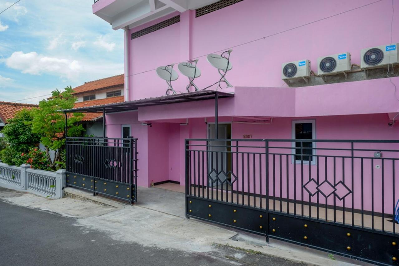 Отель Reddoorz @ Jalan Gatot Subroto Семаранг Экстерьер фото